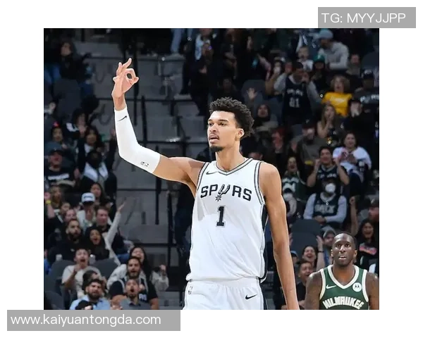 文班亚马首场比赛表现惊艳五次盖帽并成功隔扣字母哥引发广泛热议